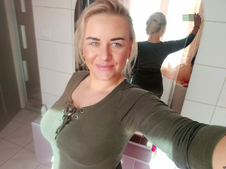 HornyVickys Sexcam Chat:  - Anal-Sex, Dominant, Exhibitionismus, Lack und Leder, Oralsex, Outdoor, Rollenspiele, Schlucken, Spanking, Live-Dates - Hallo Männer! Ich bin sexsüchtig und stehe total auf irren Sex!! Wenn Du Bock auf Sex hast und 100 % auf Spass stehst, dann besuch mich unbedingt im Chat! Oh... schau mal! Bin gerade online! Also, auf was warten wir noch? Meine Hammertitten und mein nackter, geiler Körper warten auf deine Zunge.. ;)